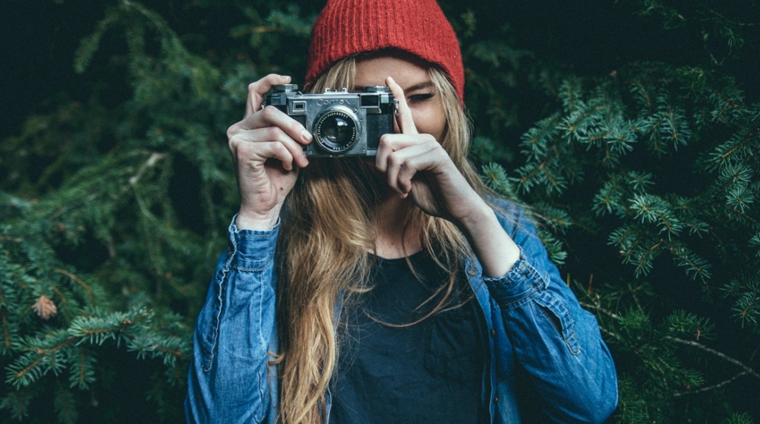 Έννα κορίτσι κρατάει μια κάμερα. 