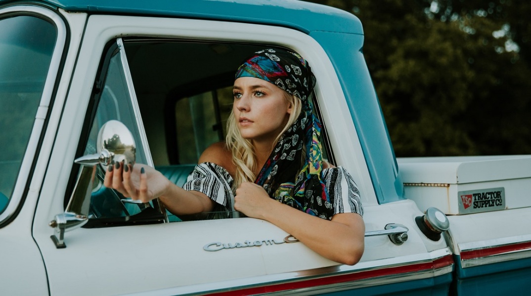 Ένα κορίτσι σε ένα αυτοκίνητο. 