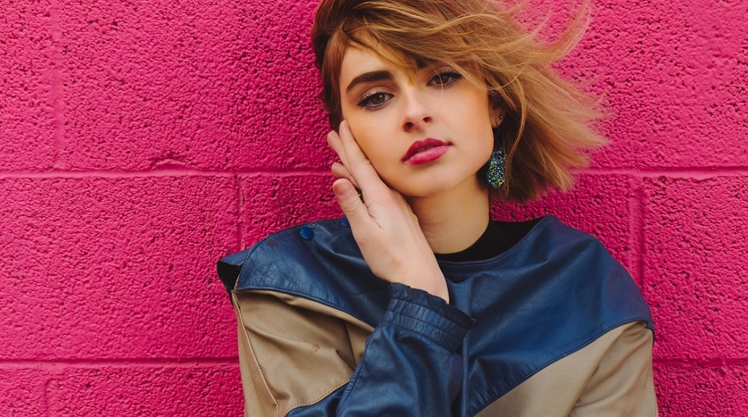 Ένα κορίτσι ποζάρει