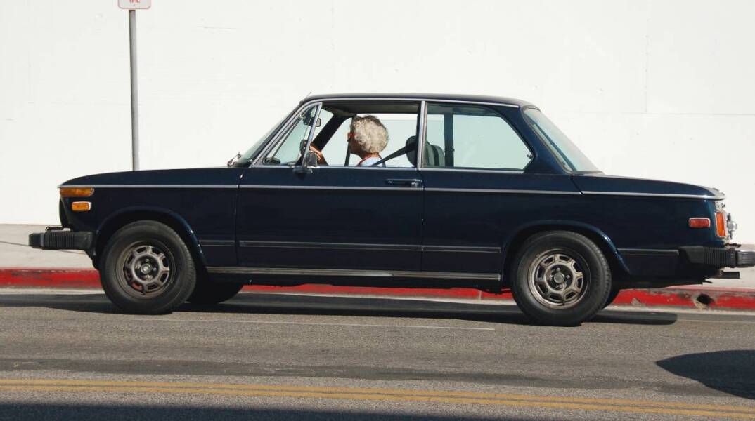 Ηλικιωμένη γυναίκα που οδηγάει