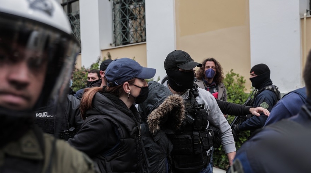 Η Ρούλα Πισπιρίγκου μιλάει από τη ΓΑΔΑ: Ο Μάνος θα στηρίξει την κατηγορία για να μην πάει φυλακή