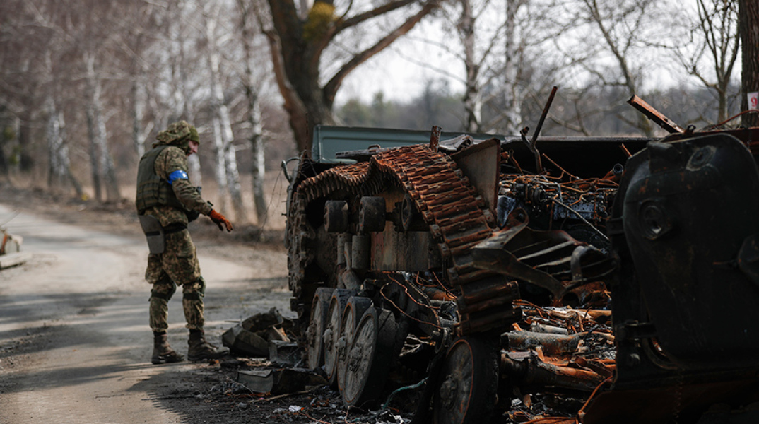 Πόλεμος στην Ουκρανία: Κατεστραμμένο ρωσικό άρμα μάχης σε χωριό κοντά στο Κίεβο