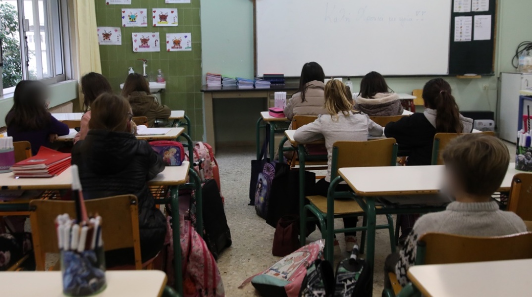 Μαθητές κάθονται στα θρανία τους μέσα σε τάξη σχολείου στη Γλυφάδα