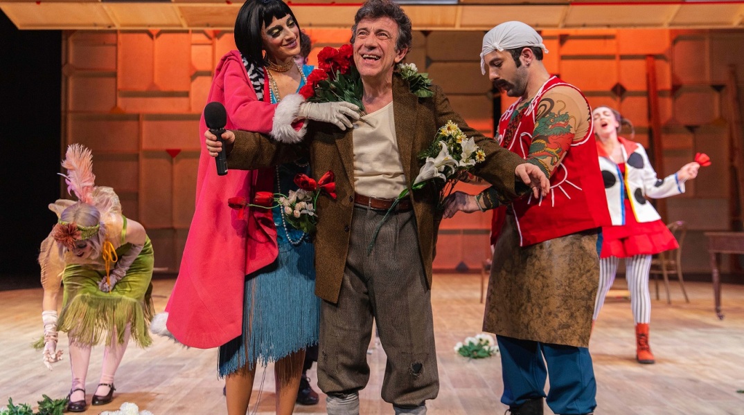 Ηθοποιοί στην παράσταση «Αυτόχειρ» του Νικολάι Έρντμαν από το Εθνικό Θέατρο, στη σκηνή «Μαρίκα Κοτοπούλη» του REX