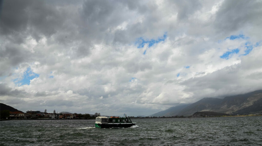 Με βροχές και πτώση θερμοκρασίας ο καιρός την Κυριακή