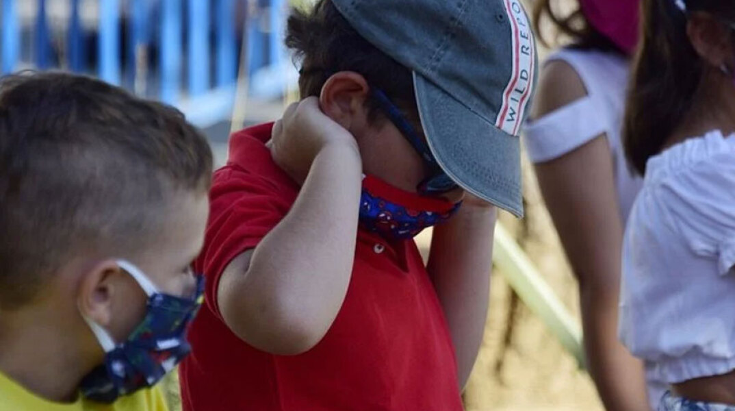 Η μετάλλαξη Όμικρον μολύνει περισσότερο τα παιδιά έως 5 ετών