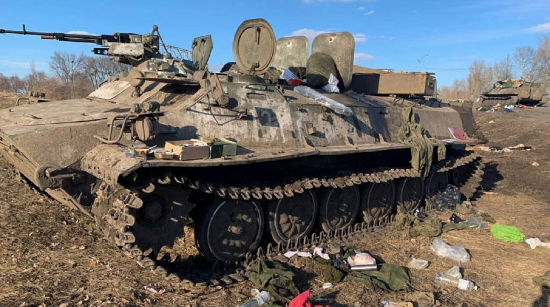 Κατεστραμμένο ρωσικό άρμα μάχης σε χωριό κοντά στο Χάρκοβο στην Ανατολική Ουκρανία