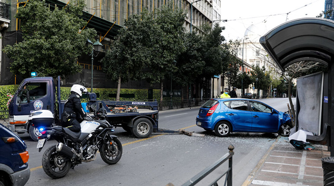 Τροχαίο στην Αθήνα τον Μάρτιο με αυτοκίνητο να πέφτει σε στάση λεωφορείου στη Σταδίου