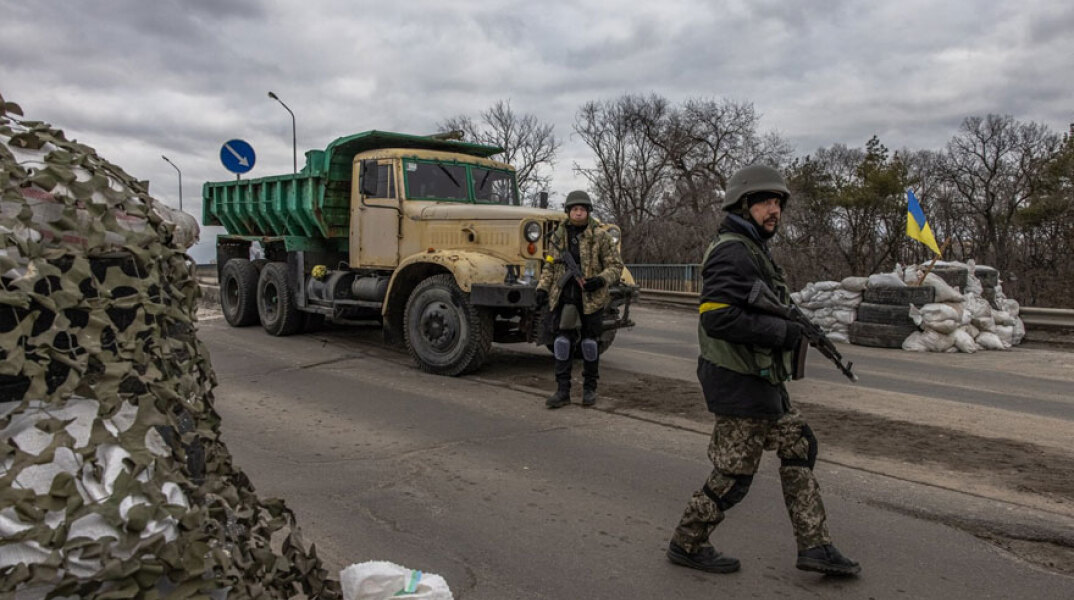 Ουκρανοί στρατιώτες σε σημείο ελέγχου κοντά στο Κίεβο, ενώ μαίνεται ο πόλεμος με τη Ρωσία
