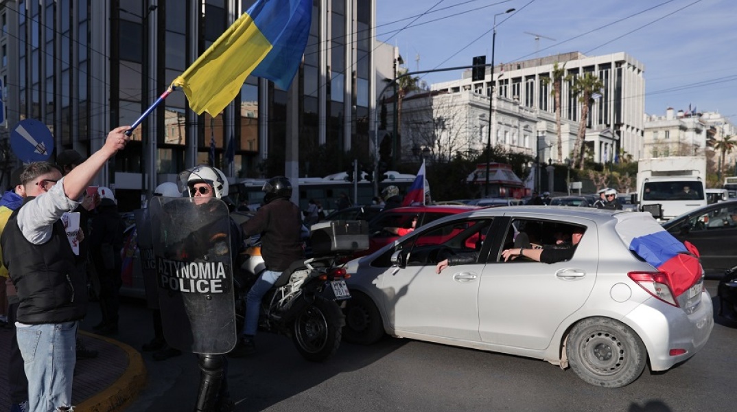 Κινητοποιήσεις Ουκρανών και Ρώσων «συναντήθηκαν» στο Σύνταγμα