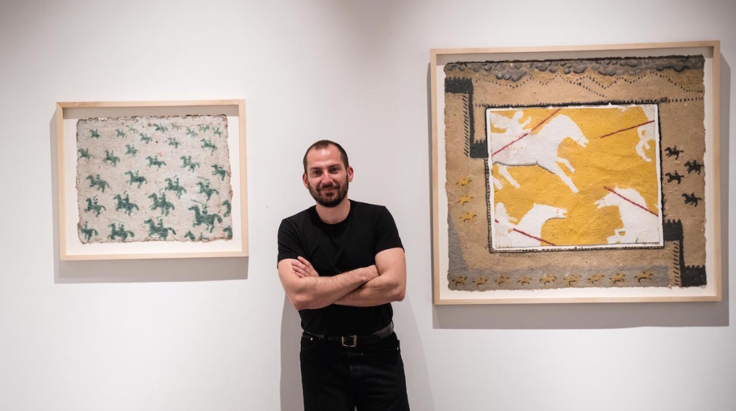 Γιάννης Ευθυμίου: Συνέντευξη με τον ζωγράφο για την έκθεση «Αγνώς Καβαλάρης» που φιλοξενείται στην Evripides Art Gallery.
