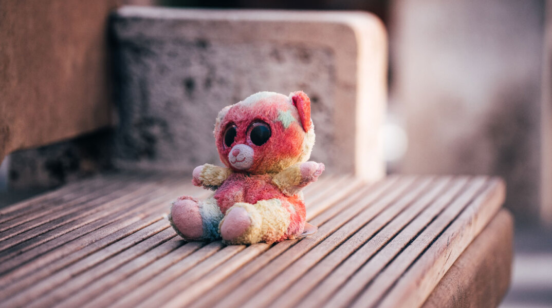 Παιδικό παιχνίδι ακουμπισμένο σε παγκάκι