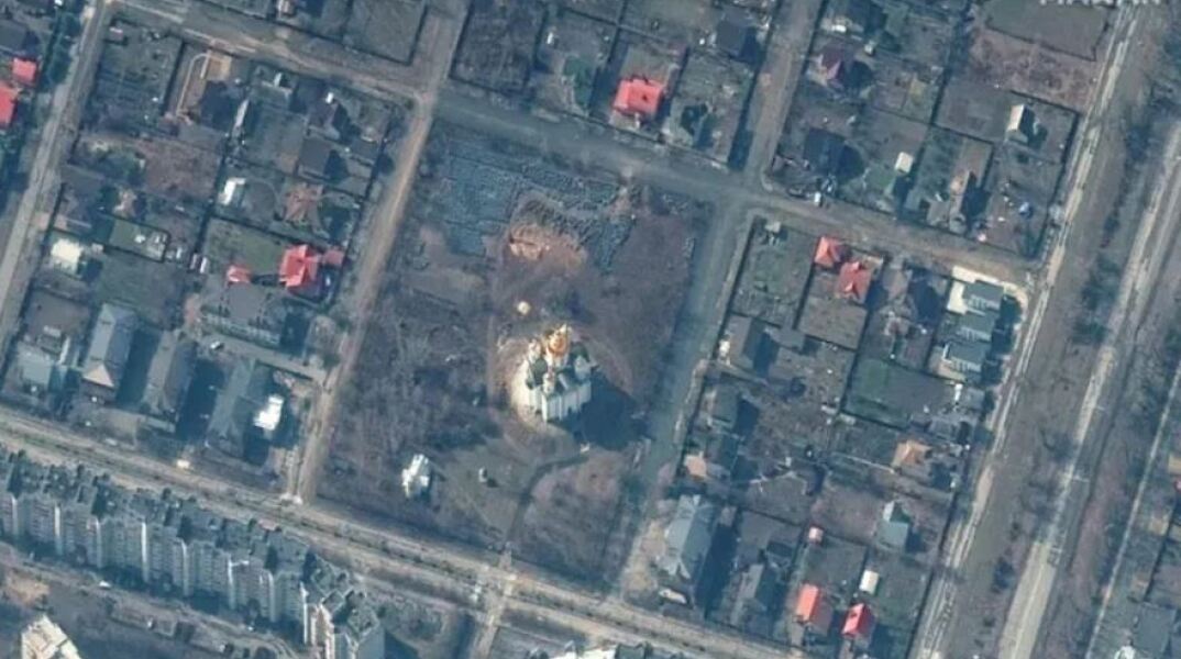 Πόλεμος στην Ουκρανία: Δορυφορικές εικόνες από την Μπούκα δείχνουν ομαδικό τάφο 14 μέτρων δίπλα σε εκκλησία