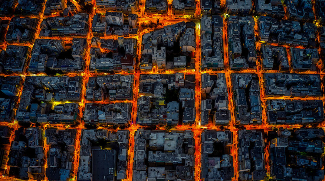 Εντυπωσιακή αεροφωτογραφία από τη νυχτερινή Αθήνα