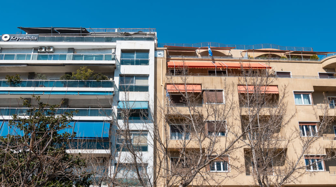 Η πολυκατοικία Σαββίδη, στη συμβολή των οδών Πατησίων και Αλεξάνδρας, με το ρολόι στον πέμπτο όροφο