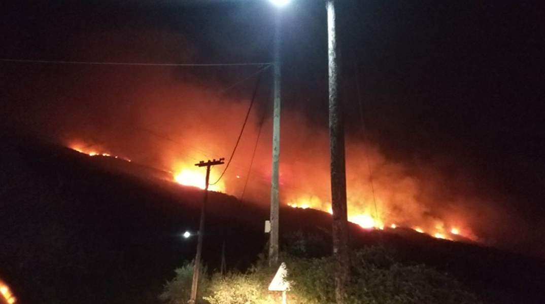 Μαίνεται η μεγάλη φωτιά στην Ηλεία