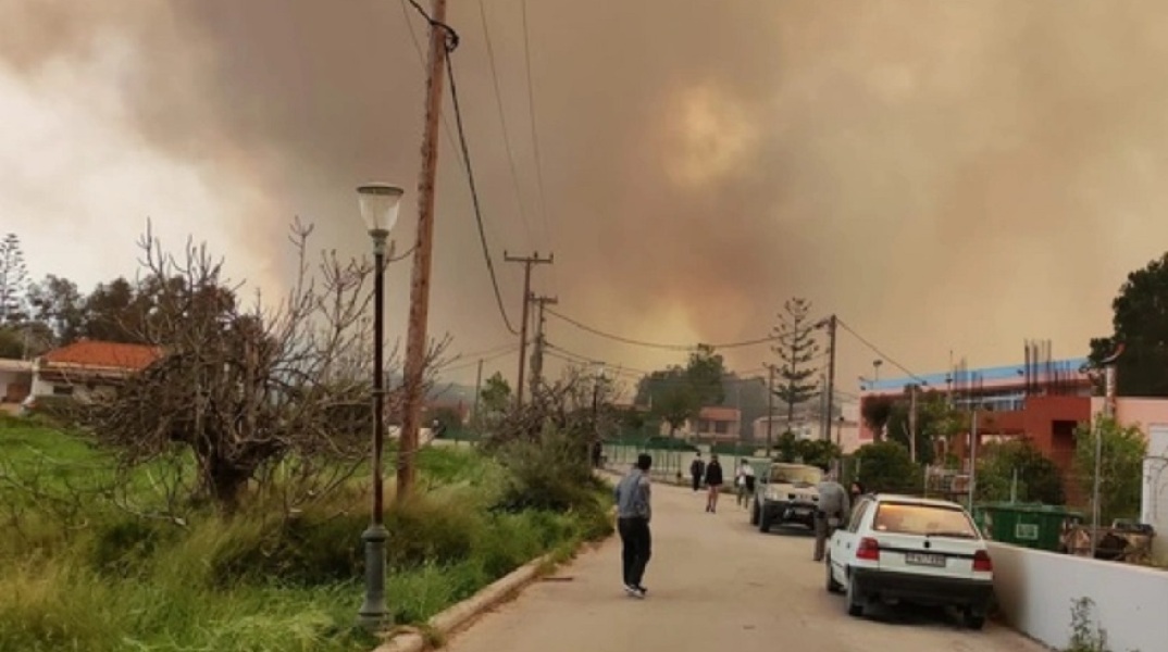 Ρόδος: Μεγάλη φωτιά στην περιοχή Σορωνή