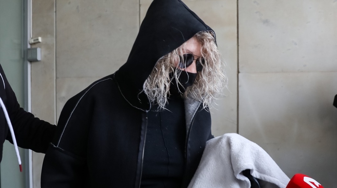 Η μητέρα της Ρούλας Πισπιρίγκου καλυμμένη με κουκούλα