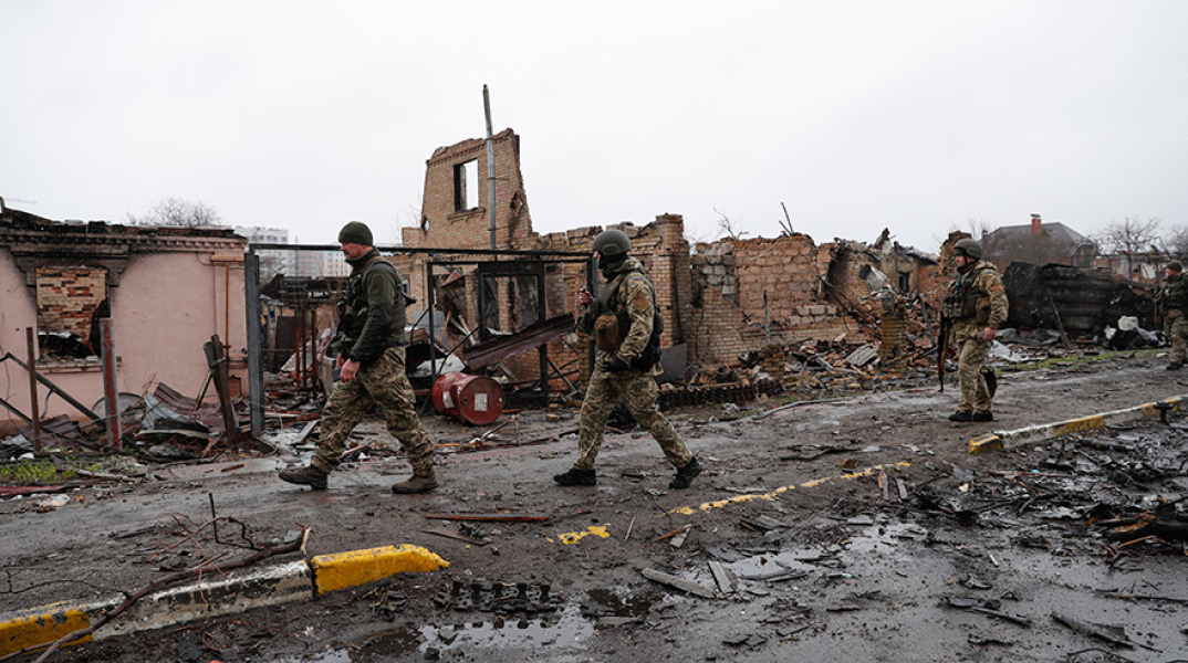 Πόλεμος στην Ουκρανία: Ουκρανοί στρατιώτες μέσα σε χαλάσματα