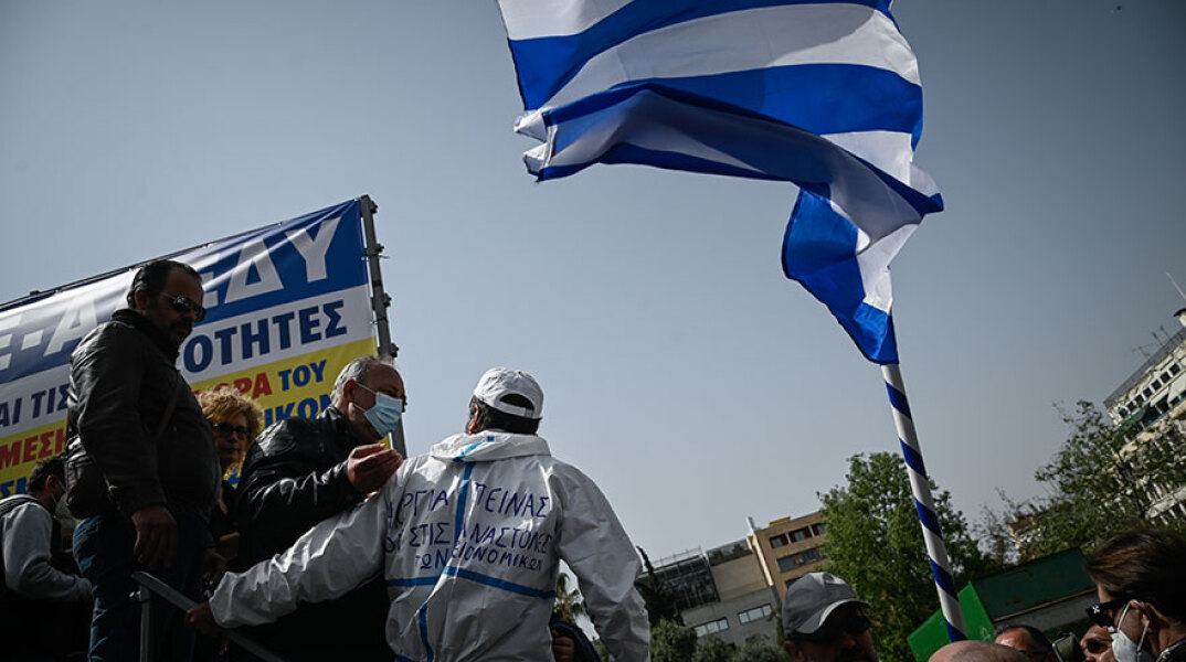 ΓΣΕΕ και ΑΔΕΔΥ στην πλατεία Κλαυθμώνος ζήτησαν αυξήσεις μισθών και μέτρα για την ακρίβεια