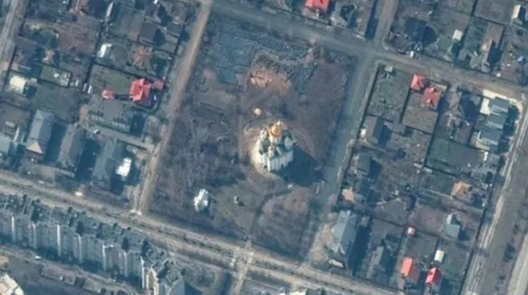 Πόλεμος στην Ουκρανία: Δορυφορικές εικόνες από την Μπούκα δείχνουν ομαδικό τάφο 14 μέτρων δίπλα σε εκκλησία © EPA / MAXMAR
