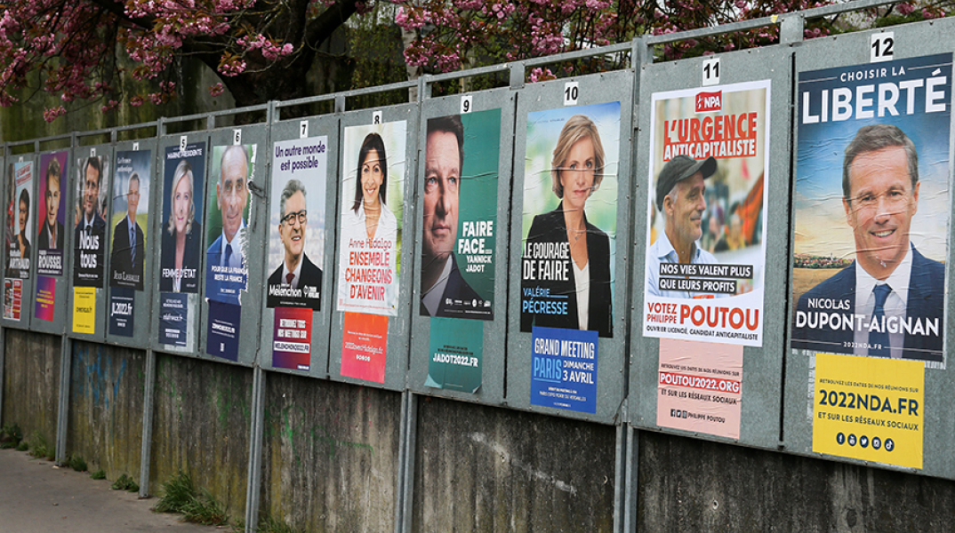 Αφίσες υποψηφίων στις γαλλικές εκλογές σε δρόμο του Παρισιού