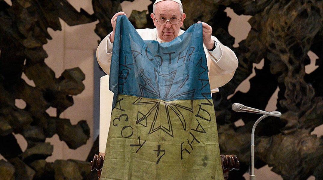 Ο Πάπας Φραγκίσκος με την ουκρανική σημαία από τη μαρτυρική πόλη Μπούκα