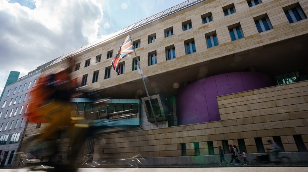 Φύλακας της βρετανικής πρεσβείας στο Βερολίνο κατηγορείται για κατασκοπεία υπέρ της Ρωσίας