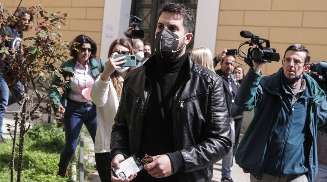 Ο Μάνος Δασκαλάκης στην Ευελπίδων με μάσκα και γυαλιά ηλίου