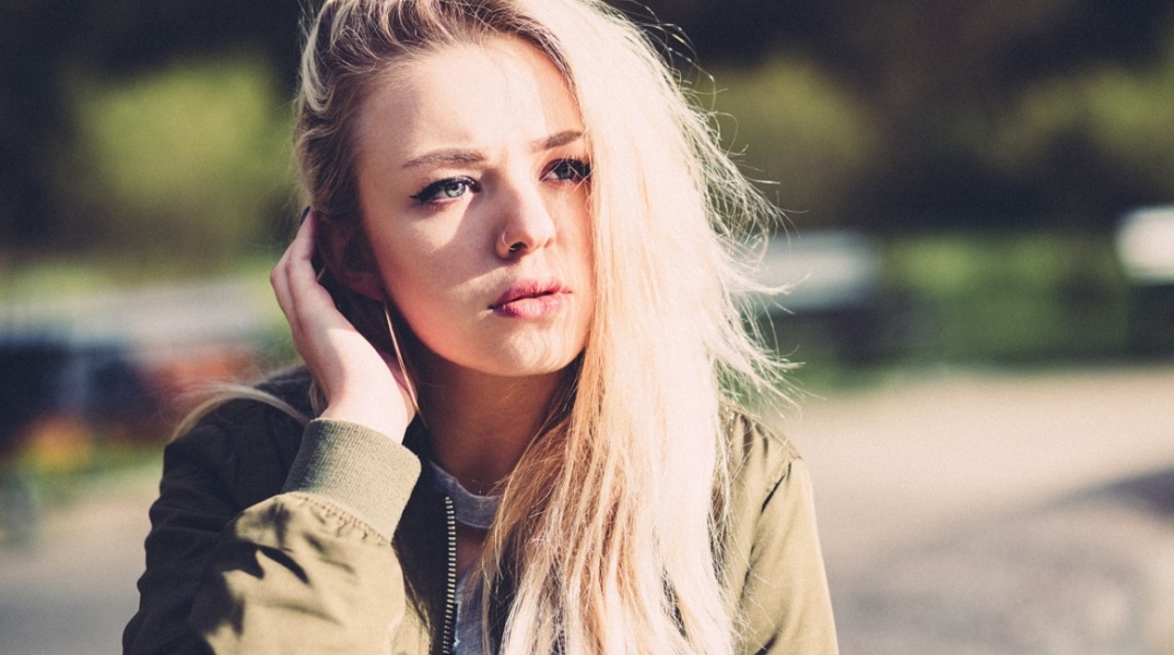 Ένα κορίτσι.