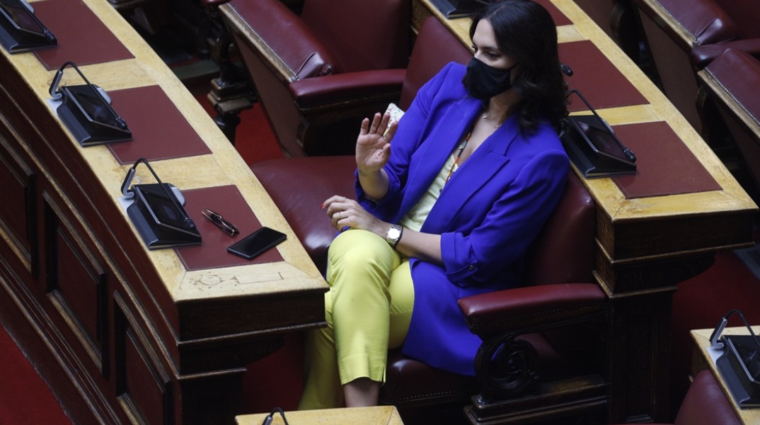 Η βουλευτής Α' Πειραιά, Νόνη Δούνια, φορά σακάκι στα χρώματα της Ουκρανίας: μπλε και κίτρινο