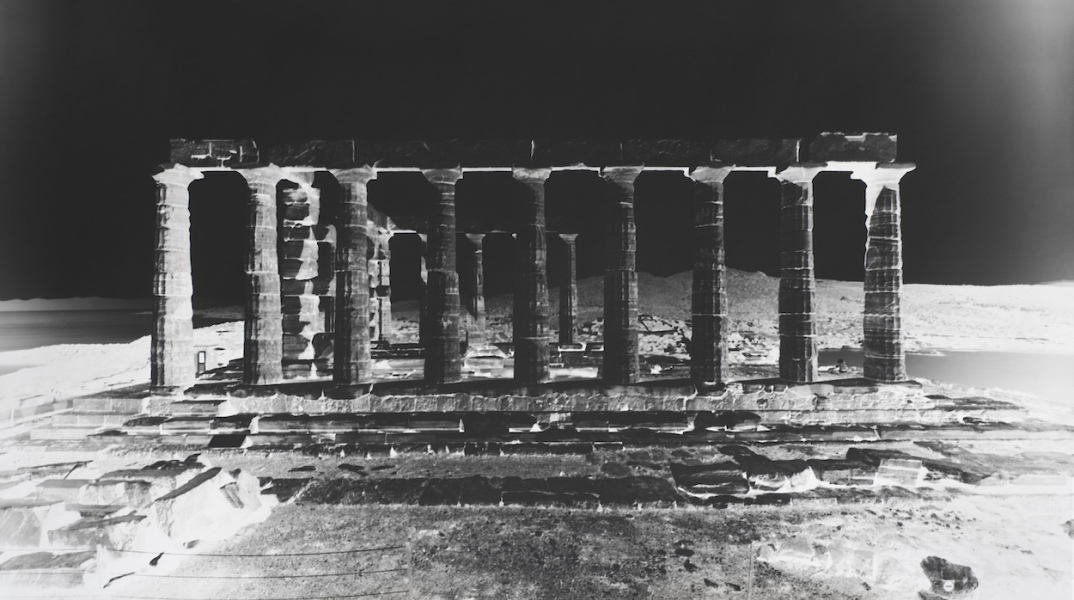 Έργο της Vera Lutter, της φωτογράφου της έκθεσης «Fragments of Time Past» στην γκαλερί Gagosian Athens.