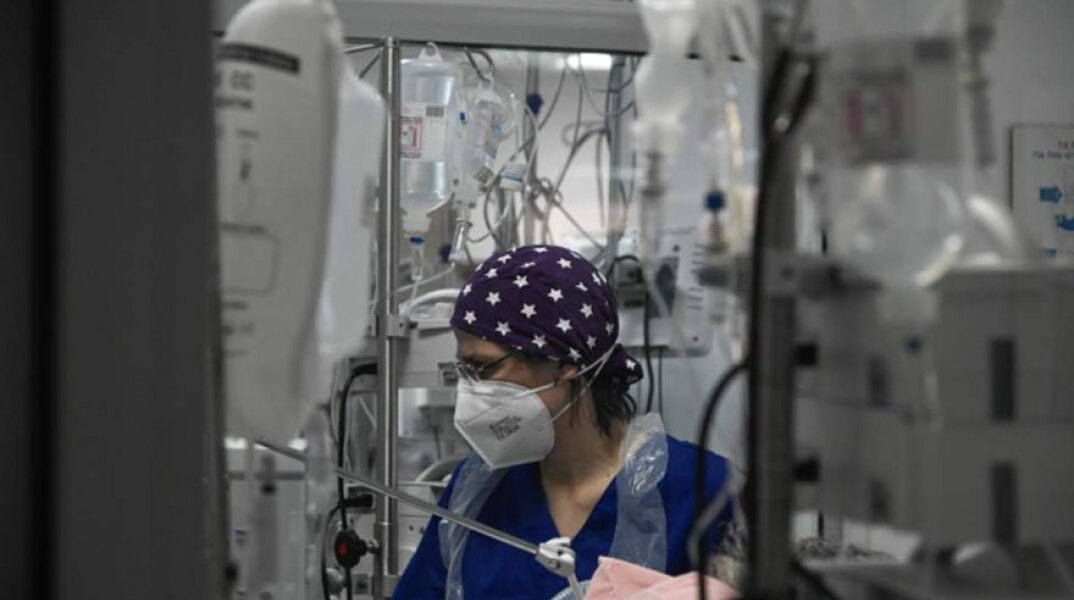Υγειονομικός στη ΜΕΘ νοσοκομείου με μάσκα για τον κορωνοϊό