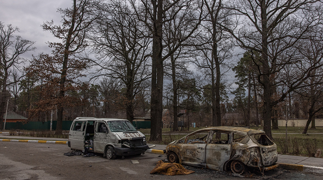 Πόλεμος στην Ουκρανία: Κατεστραμμένα οχήματα στα περίχωρα του Κιέβου