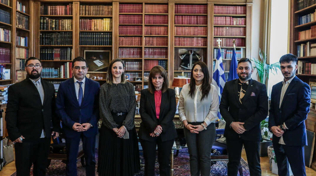 Η Πρόεδρος της Δημοκρατίας, Κατερίνα Σακελλαροπούλου, συναντήθηκε με πέντε νεαρούς Ρομά στο Προεδρικό Μέγαρο