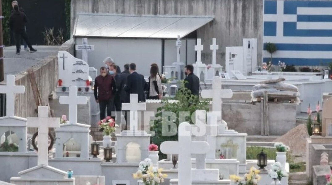 Πάτρα: Ανασύρθηκε το τάμπλετ από τον τάφο της Τζωρτζίνας - Εικόνες από τη διαδικασία