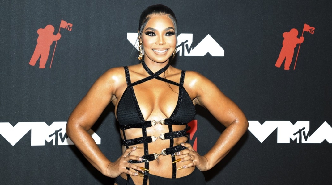 Η Αμερικανίδα τραγουδίστρια Ashanti σε παλαιότερη επίσημη εμφάνισή της