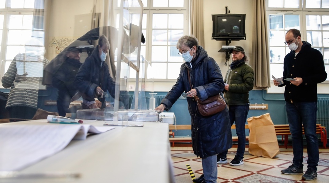 Στιγμιότυπο από εκλογικό κέντρο στη Γαλλία - Σήμερα οι Προεδρικές Εκλογές στη Γαλλία