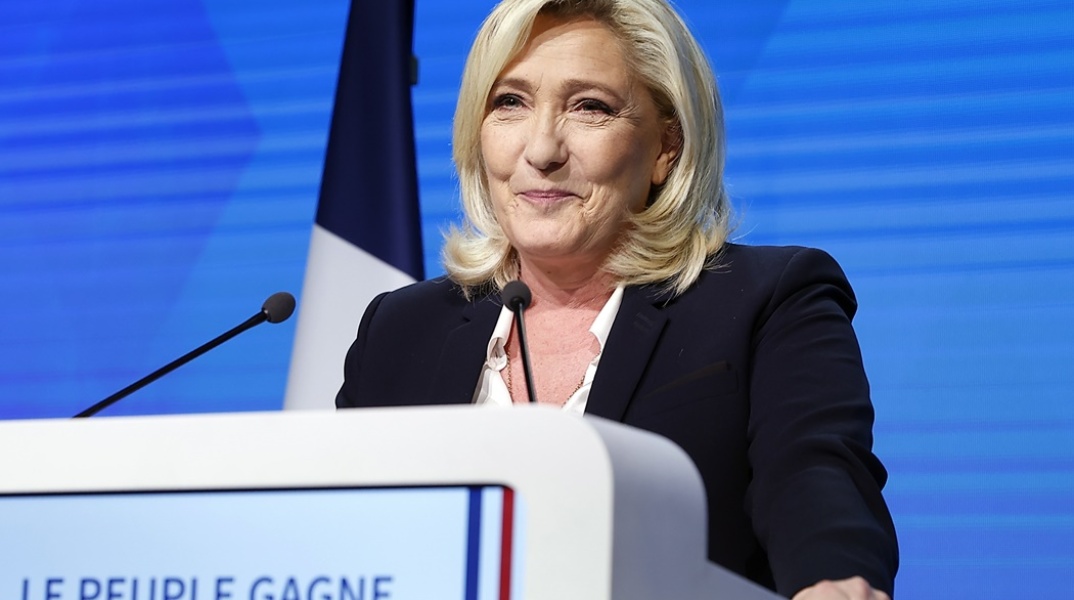 Η Μαρίν Λεπέν στο βήμα του εκλογικού της κέντρου κάνει τις πρώτες δηλώσεις μετά την ανακοίνωση των αποτελεσμάτων του α' γύρου