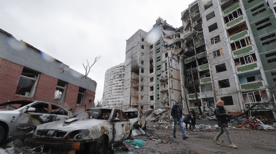 Πόλεμος στην Ουκρανία: Κατεστραμμένα κτίρια και αυτοκίνητα μετά από βομβαρδισμούς σε πόλη