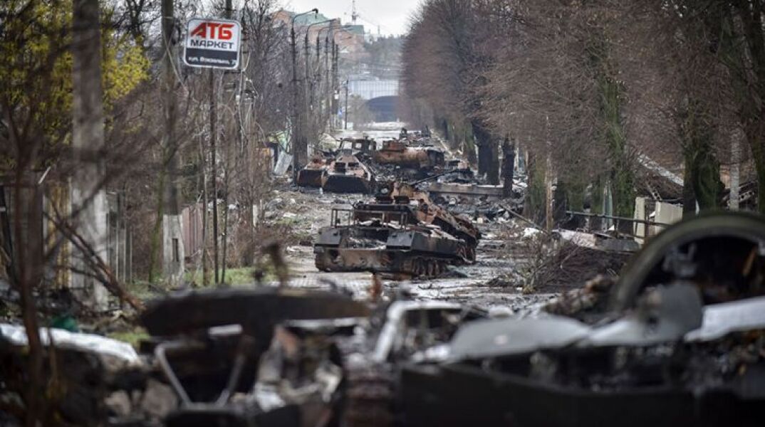 Κατεστραμμένο ρωσικό κομβόι στα περίχωρα του Κιέβου στην Ουκρανία 