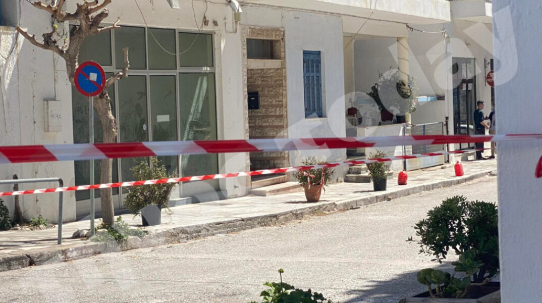 Τήνος: Φωτογραφία από το σημείο της δολοφονίας του 50χρονου αγιογράφου από τον 93χρονο γείτονά του