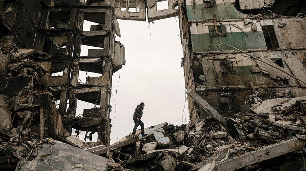 Βρετανικό Υπ. Αμυνας: Προειδοποίηση για χρήση όπλων φωσφόρου στη Μαριούπολη