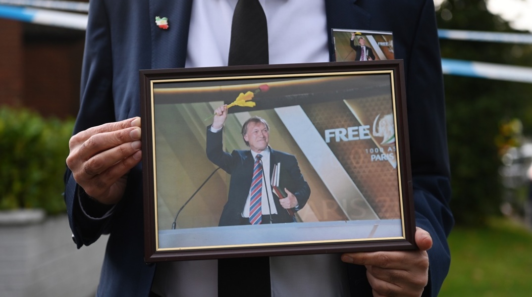 Ο δολοφονημένος βουλευτής της Βρετανίας, Ντέιβιντ Έιμες, σε κάδρο στο σημείο όπου δολοφονήθηκε