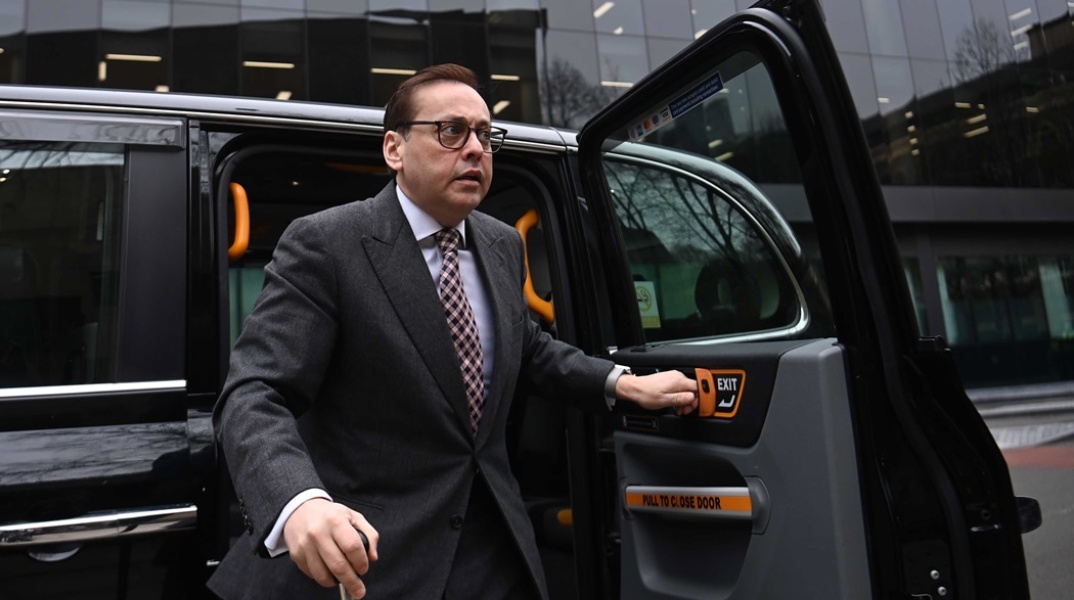 Ο Βρετανός βουλευτής, Imran Ahmad Khan, βγαίνει από το αυτοκίνητό του