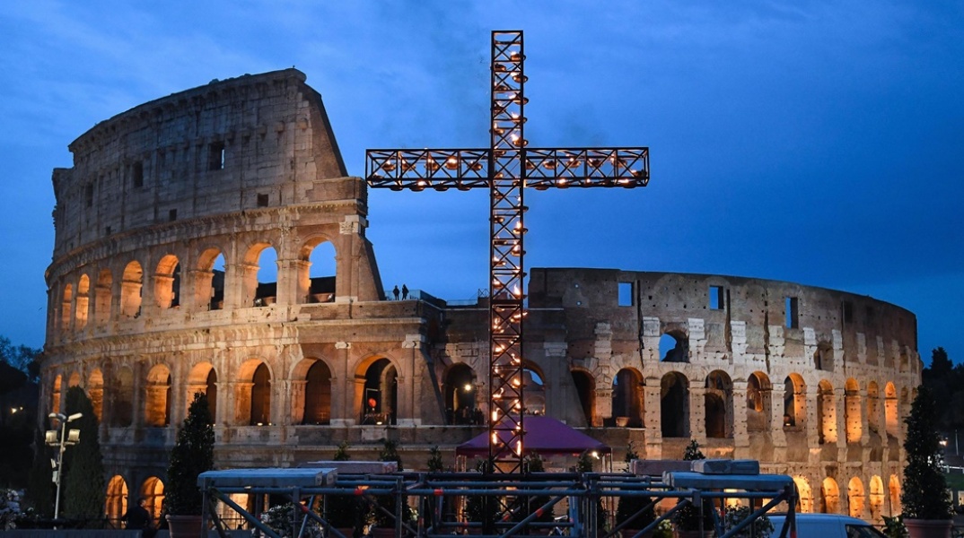 Σταυρός τη Μεγάλη Παρασκευή έξω από το Κολοσσαίο στην Ιταλία