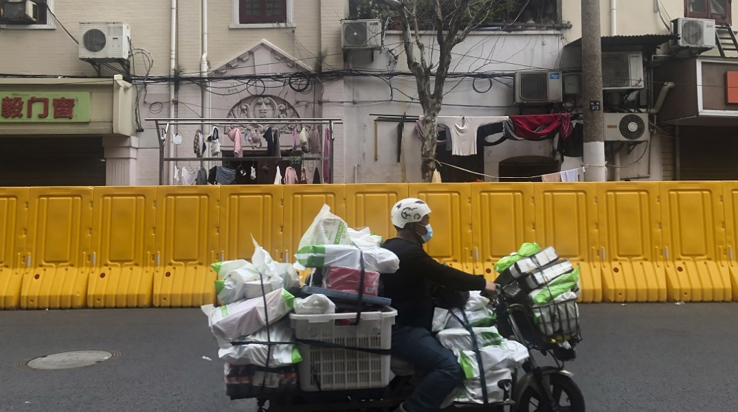 Σανγκάη: ‘Αρση lockdown «πείνας» – Πανηγυρισμοί στα μπαλκόνια μετά από κατ΄ οίκον περιορισμό 21 ημερών