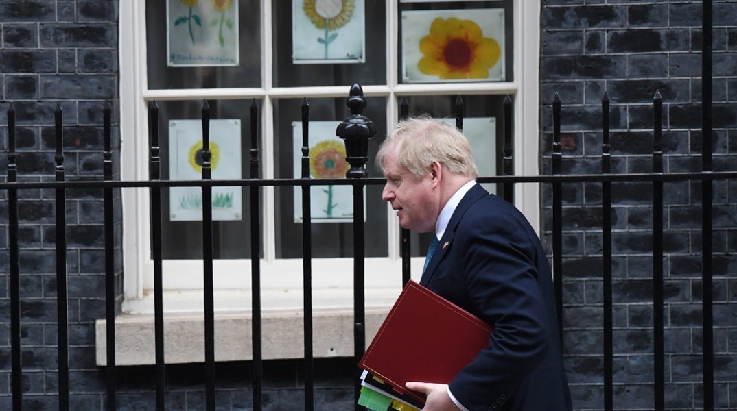 Ο Βρετανός πρωθυπουργός, Μπόρις Τζόνσον, διασχίζει την Ντάουνινγκ Στριτ