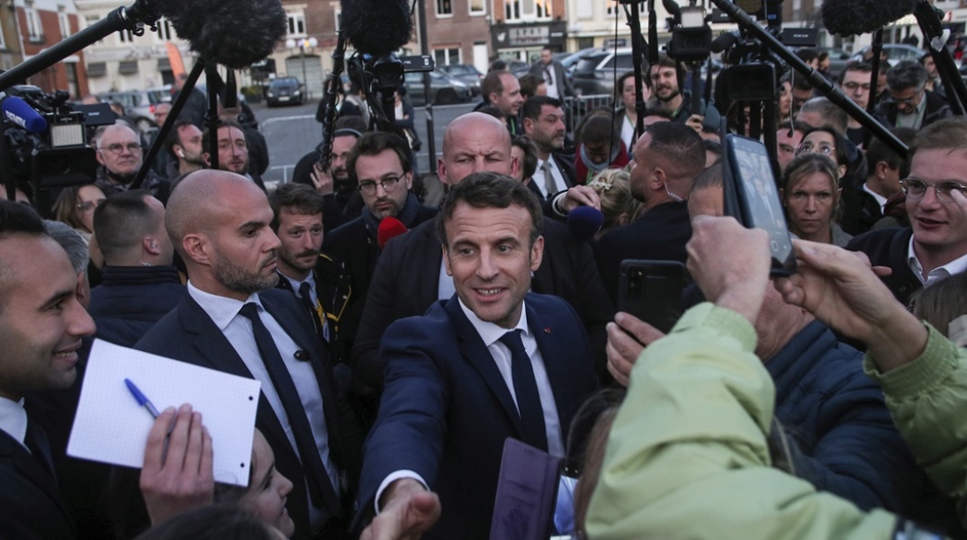 Ο Εμανουέλ Μακρόν συναντά ψηφοφόρους του κατά τη διάρκεια της προεκλογικής του εκστρατείας