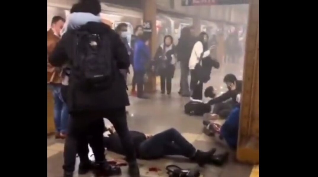 Άτομο πεσμένο στο έδαφος και αίματα μετά τους πυροβολισμούς στο μετρό του Μπρούκλιν στη Νέα Υόρκη